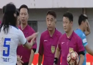 کارت زرد به بازیکنی که به داور دست نداد + فیلم 