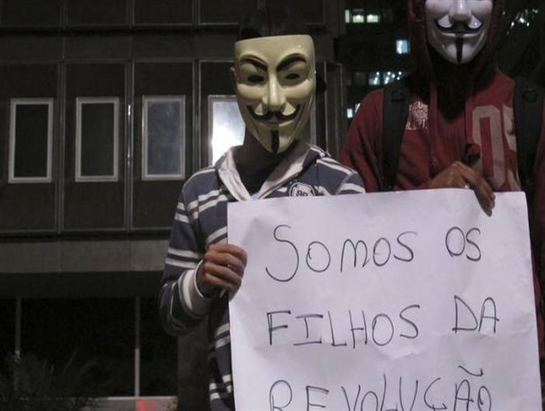 پارتیزانیسم اینترنتی به ایران رسید/ نهنگ آبی؛ چالشی برای دیده‌شدن +تصاویر