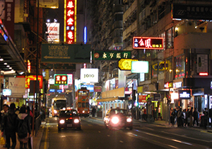 له شدن دردناک یک زن زیر چرخ‌های دو خودرو + فیلم 