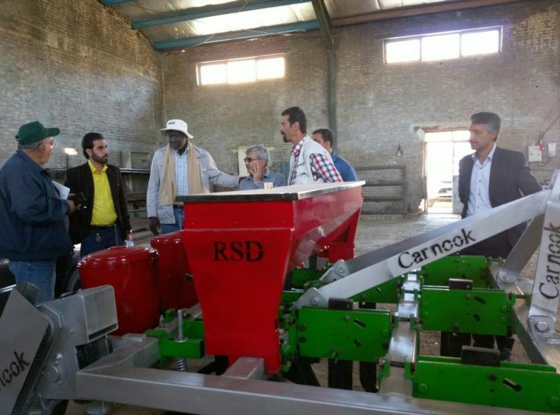 تایید کارائی دستگاه ساخته شده بومی برای کشت مستقیم نخود توسط مسئولان ارشد پروژه بین المللی امنیت غذایی( ایکاردا)