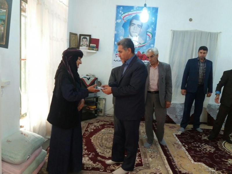 دیدار و سرکشی از خانواده شهید دانش آموز "لطف اله احمدیان" در اسلام آبادغرب+تصاویر دیدار و سرکشی از خانواده شهید دانش آموز "لطف اله احمدیان" در اسلام آبادغرب+تصاویر