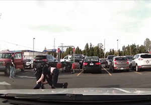  کمک شهروندان به مامور پلیس برای دستگیری فرد خاطی + فیلم