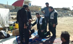 دست‌های یاری‌گر نورچشمی‌های انقلاب دور از لنز دوربین‌ها/ سپاه در کنار مردم