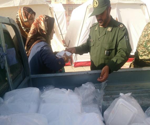 احساس امنیت بیشتر مردم با حضور نیروهای سپاه و بسیج در بین زلزله زدگان اسلام آبادغرب/توزیع بیش از 2هزار غذای گرم در بین زلزله زدگان