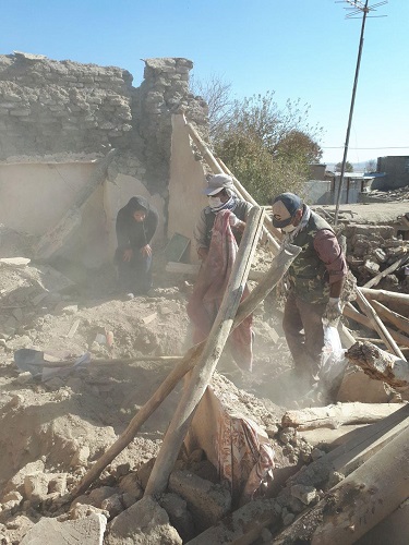 فوت ۵ دانش آموز در دالاهو بر اثر زلزله/یاری رسانی کارکنان آموزش و پرورش دالاهو به خانواده دانش آموزان فوت شده + تصاویر