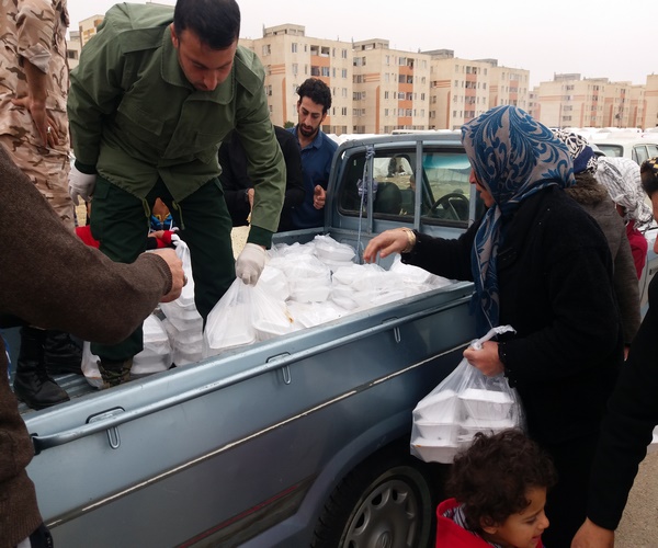 تصاویری از خدمت رسانی سپاه اسلام آبادغرب به زلزله زدگان در اسلام آبادغرب/تهیه و توزیع 15 هزار پرس غذای گرم برای زلزله زدگان+تصاویر تصاویری از خدمت رسانی سپاه اسلام آبادغرب به زلزله زدگان در اسلام آبادغرب/تهیه و توزیع 15 هزار پرس غذای گرم برای زلزله زدگان+تصاویر