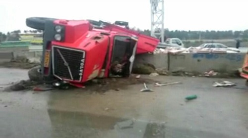 واژگونی کامیون حامل مواد خوراکی در اسلام آبادغرب+تصاویر