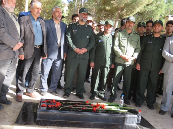 غبار روبی مزار شهدا به مناسبت هفته بسیج در اسلام آبادغرب+تصاویر