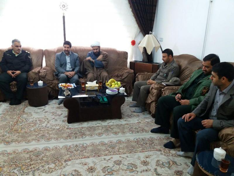 دیدار مسئولین با خانواده شهید مدافع حرم در اسلام آبادغرب+تصاویر