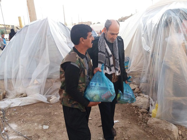 تصاویری از خدمت رسانی داوطلبین مردمی به زلزله زدگان سرپل ذهاب و روستاهای ازگله