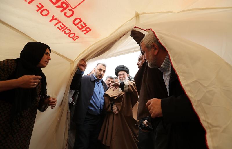 حاشیه‌های سفر رهبر انقلاب به منطقه زلزله‌زده‌؛ "به من بگویید تا کی؟" 