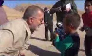 فیلمی منتشر نشده از بازی فرمانده نیروی زمینی سپاه با کودکان سرپل ذهاب/ سوگند یک پیر زن زلزله زده به جان امام خمینی (ره)