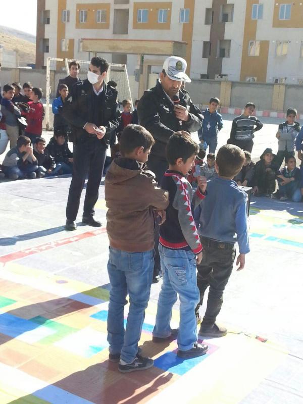 آموزش فرهنگ ترافیک به دانش آموزان اسلام آباد غرب+تصاویر