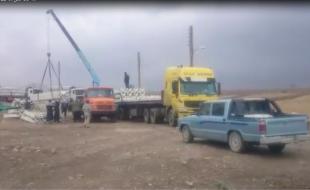 تلاش جهادگران سپاه پاسداران زیر باران برای اسکان موقت مردم زلزله زده 