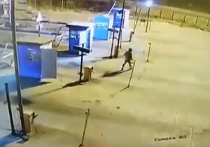 تصادف یک مرد با خودرو در عوارضی + فیلم 