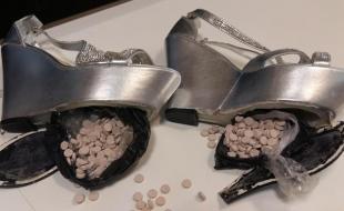 کشف ۳۹۵ حب قرص ترامادل از زیره کفش زنانه توسط گمرک کرمانشاه