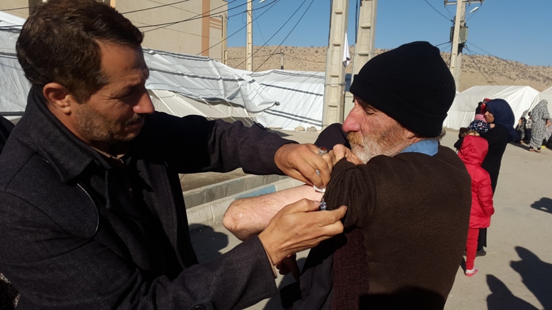 واکسیناسیون گروه های آسیب پذیر در مناطق زلزله زده اسلام آبادغرب+تصاویر