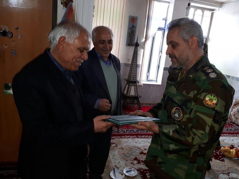 دیدار فرمانده تیپ۱۸۱ ارتش با خانواده مدافع حرم اسلام آبادغرب+تصاویر