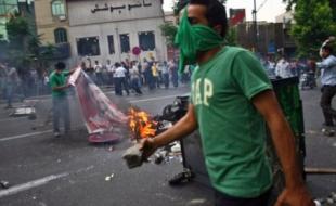 رمز گشایی از فتنه88/ مدیریت اقناعی رهبر ناجی کشور است