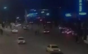 اخلال در نظم و تخریب اموال عمومی در میدان آزادی کرمانشاه / فعلا سعه صدر نیروهای امنیتی و انتظامی + فیلم و عکس اخلال در نظم و تخریب اموال عمومی در میدان آزادی کرمانشاه / فعلا سعه صدر نیروهای امنیتی و انتظامی + فیلم و عکس