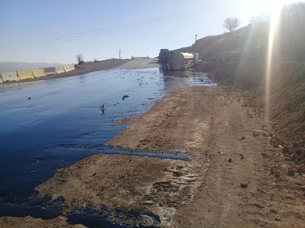 واژگونی تریلر حامل مواد نفتی در محور کرمانشاه به اسلام آبادغرب+تصاویر