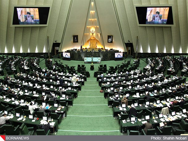 دشمنان با ایجاد اختلاف از مطالبات به حق مردم سوء استفاده کردند/ پیگیر مشکلات مردم در مجلس هستیم