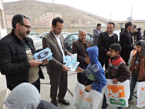 اهدای بسته های فرهنگی به دانش آموزان مسکن مهر اسلام آباد غرب +تصاویر