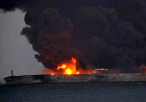 اولین جسد در اطراف کشتی نفتکش ایرانی پیدا شد + فیلم 