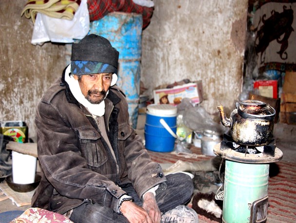 پیره مردی90 ساله که از یارانه محروم است/مسئولان هیچ کاری برایم نکرده اند پیره مردی90 ساله که از یارانه محروم است/مسئولان هیچ کاری برایم نکرده اند