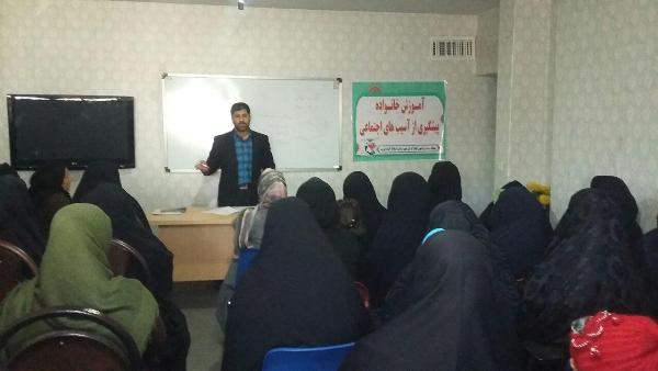 کارگاه آموزش خانواده و پیشگیری از آسیبهای اجتماعی در بنیاد شهید اسلام آبادغرب+عکس