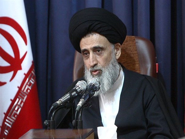 سخن نقد ائمه یا از روی جهل است یا ناشی از القائات دشمنان/ هرچه دیگران به دهنتان می‌گذراند تکرار نکنید