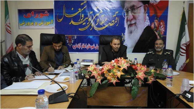 پرچم سه رنگ انقلاب مایه ی غرور ما و دفاع از ارزشهای دفاع مقدس درس کلاس ماست