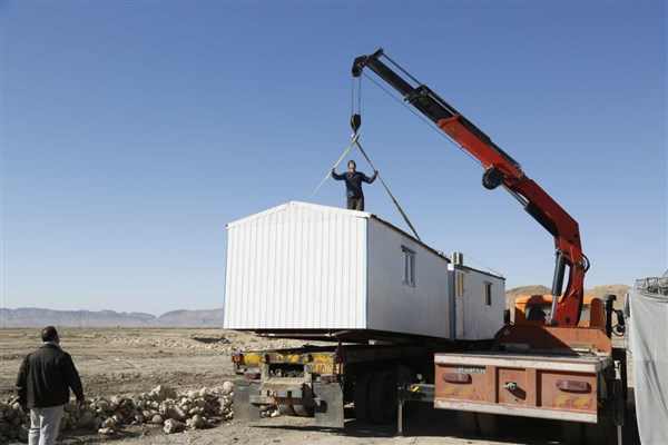 تداوم اهدای کانکس به زلزله‌زدگان اسلام آبادغرب