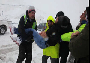 نجات جوان گرفتار شده در برف توسط نیروهای اورژانس + فیلم 