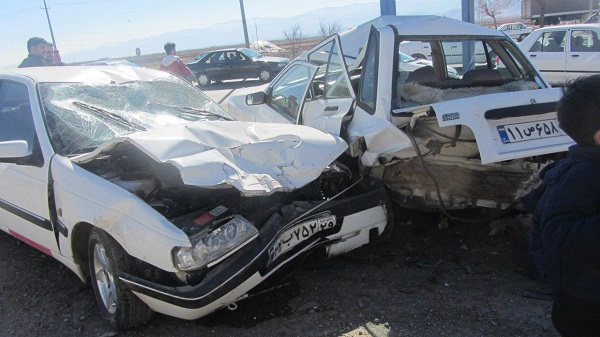 تصادف زنجیره‌ای در اسلام آبادغرب 3مصدوم برجای گذاشت + عکس