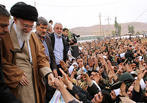 تجلی عشق و وابستگی میان رهبر و مردم در مناطق زلزله زده کرمانشاه + فیلم 