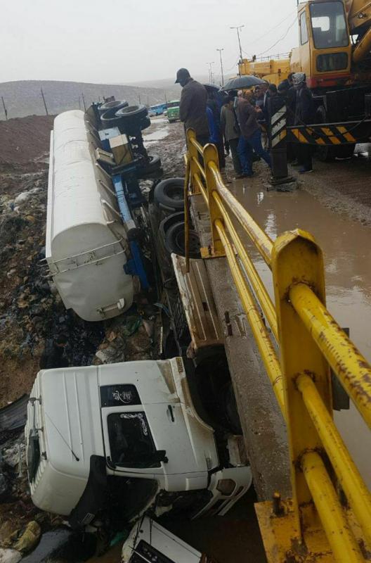 واژگونی تریلر حامل مواد نفتی در کمربندی اسلام آبادغرب+تصاویر