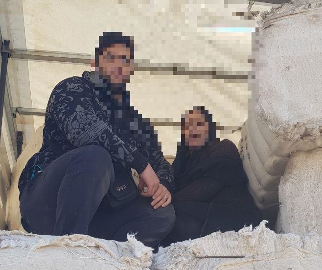 کشف قاچاق انسان در محموله حامل پنبه توسط ماموران گمرک + تصویر کشف قاچاق انسان در محموله حامل پنبه توسط ماموران گمرک + تصویر