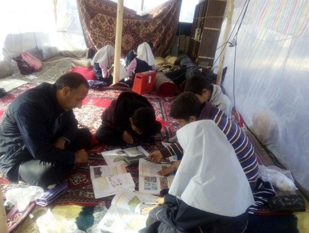 معلمی که برای ۲۲ دانش آموز روستای زلزله زده تپانی پدری می کند/ شاگردانم از سقف می ترسند
