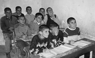 شاگردان دیروزی درس خوان تر بودند /معلمی را توصیه نمی کنم شاگردان دیروزی درس خوان تر بودند /معلمی را توصیه نمی کنم