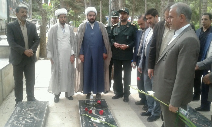 غبار روبی و عطر افشانی مزار شهداء اسلام آباد غرب +تصاویر