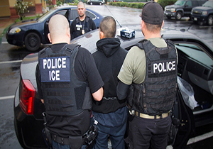 برخورد وحشیانه پلیس آمریکا با مظنون دستبند زده شده + فیلم 