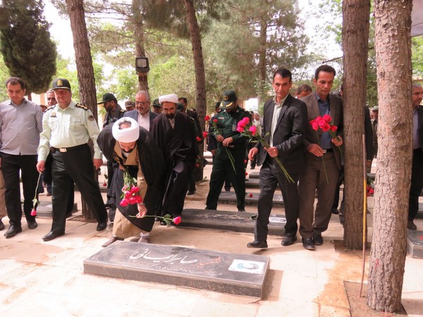 غبارروبی گلزار شهدای اسلام آبادغرب همزمان با سالروز فتح خرمشهر 