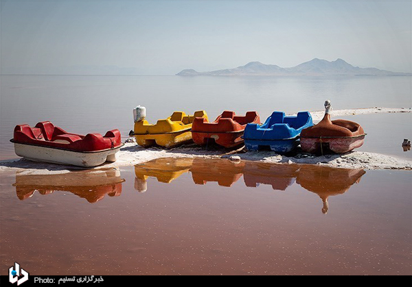 قرمز شدن آب دریاچه ارومیه/تصاویر