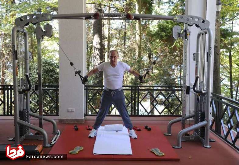 عجيب‌ترين تصاوير از پوتين در موقعيت هاى غير رسمى؛ از خوشگذرانى با «زيردريايی» تا «پختن كباب»! 