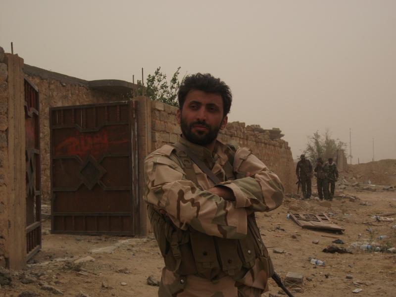 لحظاتی از حضور سردار سلیمانی در منزل شهید مرتضی حسین‌پور +فیلم 