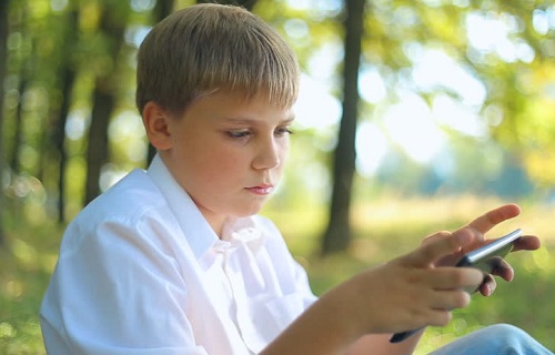 آموزش استفاده صحیح از تلفن همراه در نوجوانی/ پرسه‌های مجازی فرزندمان را مدیریت کنیم 