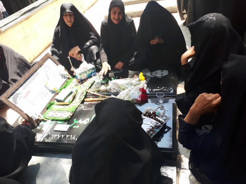 پدر و مادرم از شهادت برادرم پشیمان نیستند ولی از دزدی و اختلاس ها ناراحتتند و خواستار رسیدگی به وضعیت مردم هستند