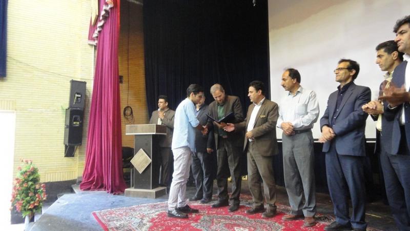 برگزاری همایش تجلیل از رتبه های برتر کنکور سراسری97 در اسلام آبادغرب+عکس برگزاری همایش تجلیل از رتبه های برتر کنکور سراسری97 در اسلام آبادغرب+عکس