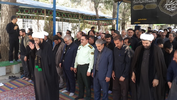  اقامه نماز ظهر عاشورا دراسلام آبادغرب+تصاویر